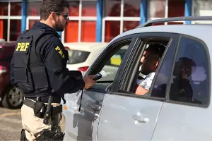 An officer is seen approaching a driver. The Brave Law Center P.C. is a DUI Attorney in Pekin IL.